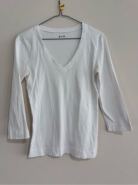 Three Dots White V-Neck 3/4 Length T-shirt. Size M. Like New